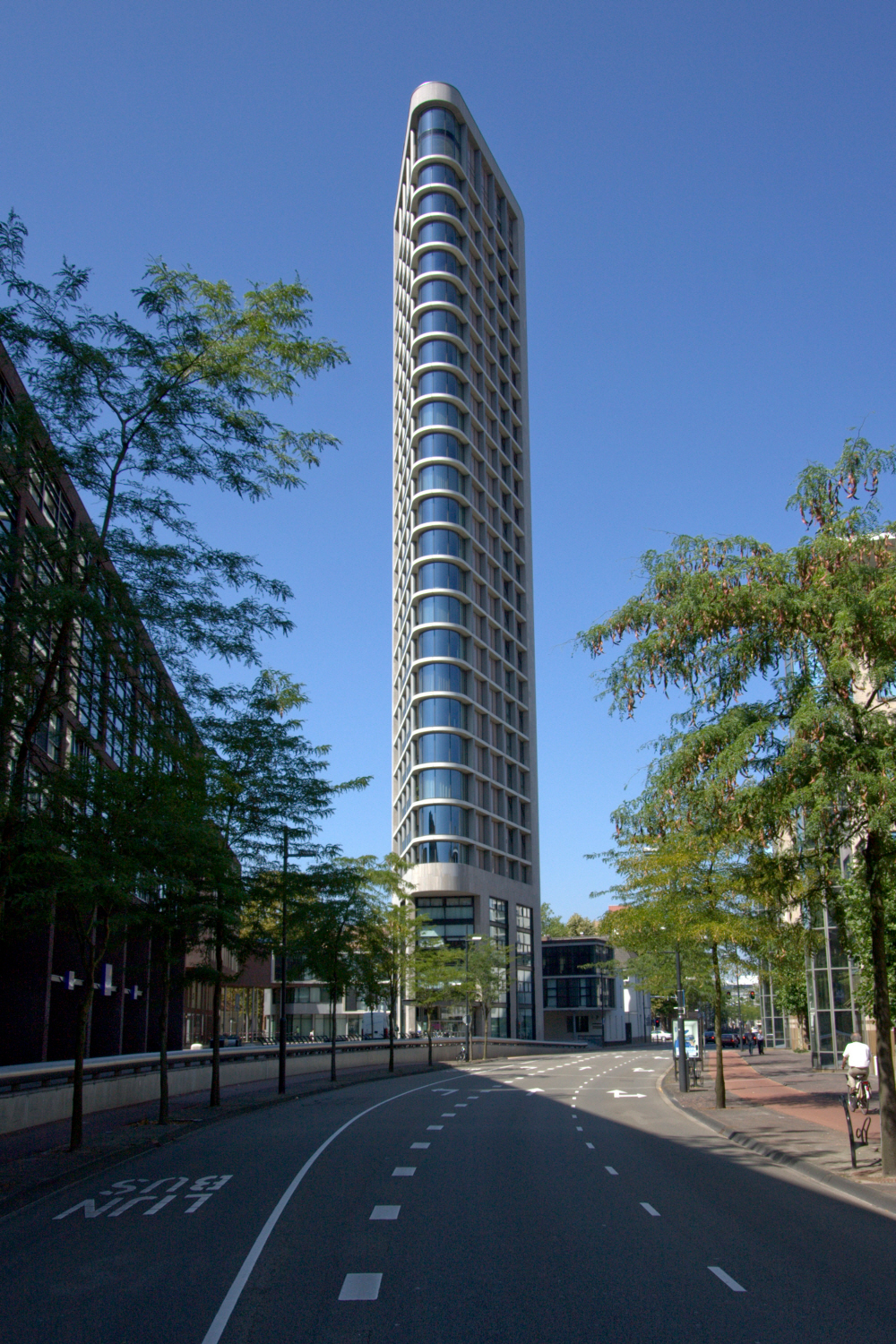 Rahé Buigwerken leverde onder meer de gebogen gevelbeplating voor de Vesteda Toren in Eindhoven. Foto Hans Vos, Holland in Beeld.