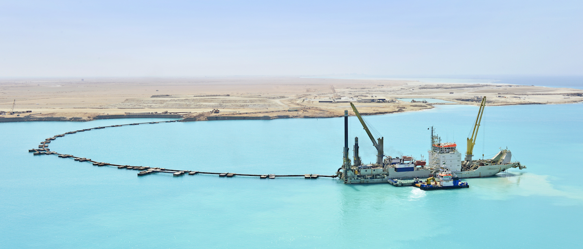 avd-holland-huta_14_self-propelled_cutter_suction_dredger_at_work_lores